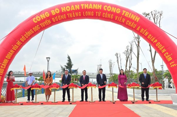 Xe Đạp Có Lối Đi Riêng Trên Vỉa Hè Bờ Sông Đà Nẵng