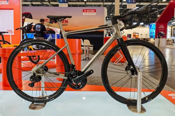 Xe Đạp Điện Siêu Nhẹ Với Động Cơ Nhỏ Nhất Thế Giới, Giá Ngang Toyota Camry